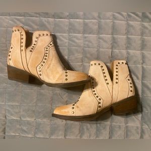 Very Volatile white booties 8.5